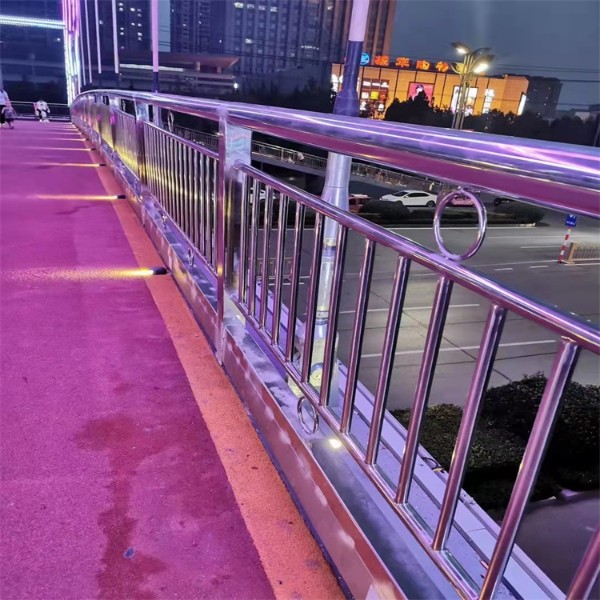 燈光防撞護(hù)欄